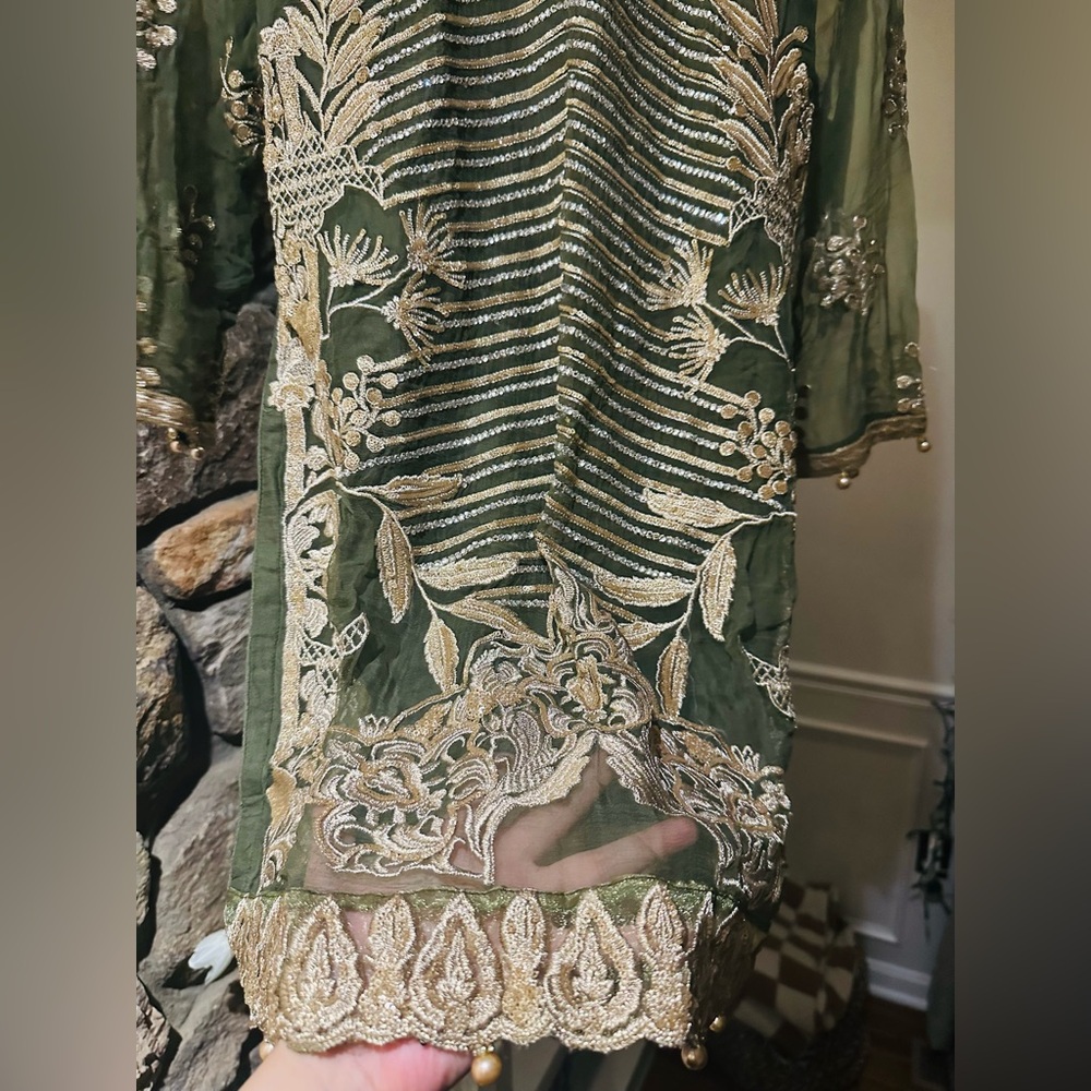 Pakistani formal 3 piece Green & Gold Embroidered Suit - Size S. - Picture 8 of 13